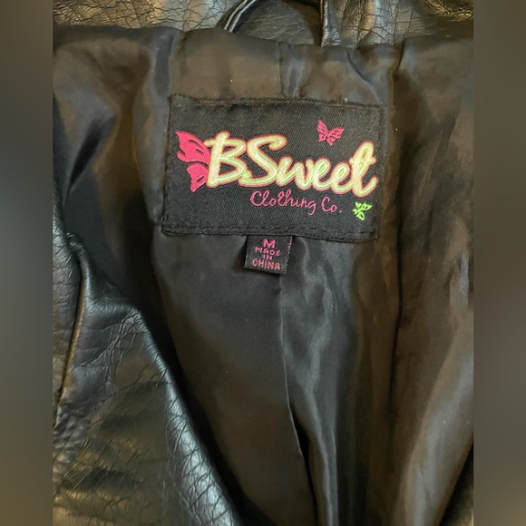 Early 2000s leather jacket barley been worn - Picture 2 of 2